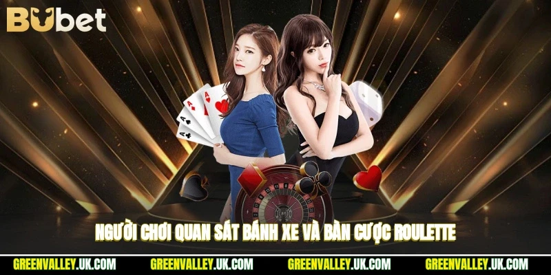 Người chơi quan sát bánh xe và bàn cược roulette